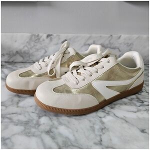 DV by Dolce Vita Cream & Gold Quantum Sneakers